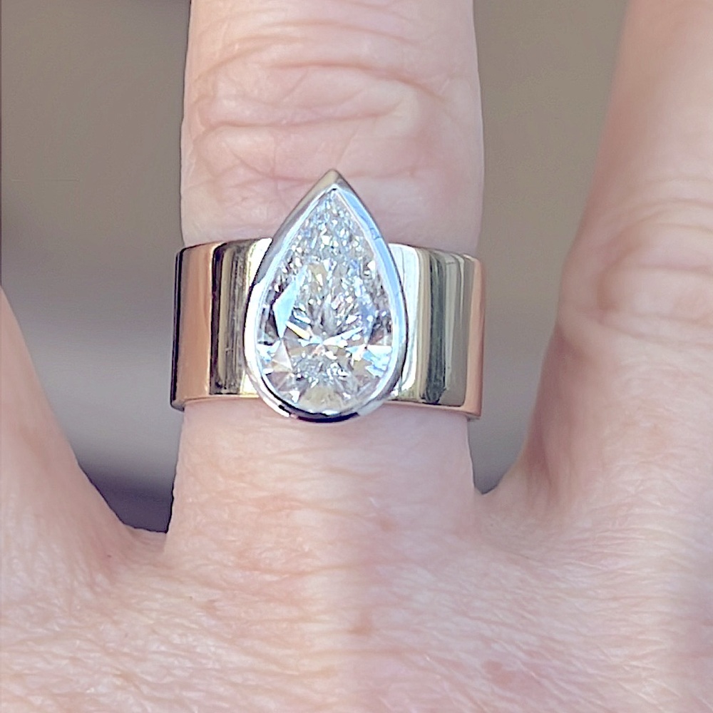 SOLD.   gold and 3.2 carat pear-shaped diamond. - Picture 8 of 11